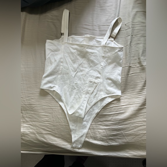 White bodysuit with gold rings at the straps - Picture 3 of 3